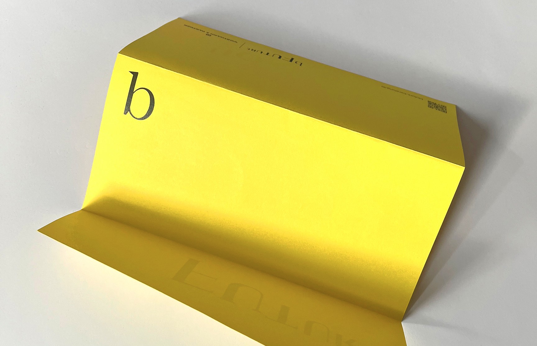 Gelbe bFuture-Klappkarte mit elegantem Logodruck – Neujahrskommunikation gestaltet von Neue Identität