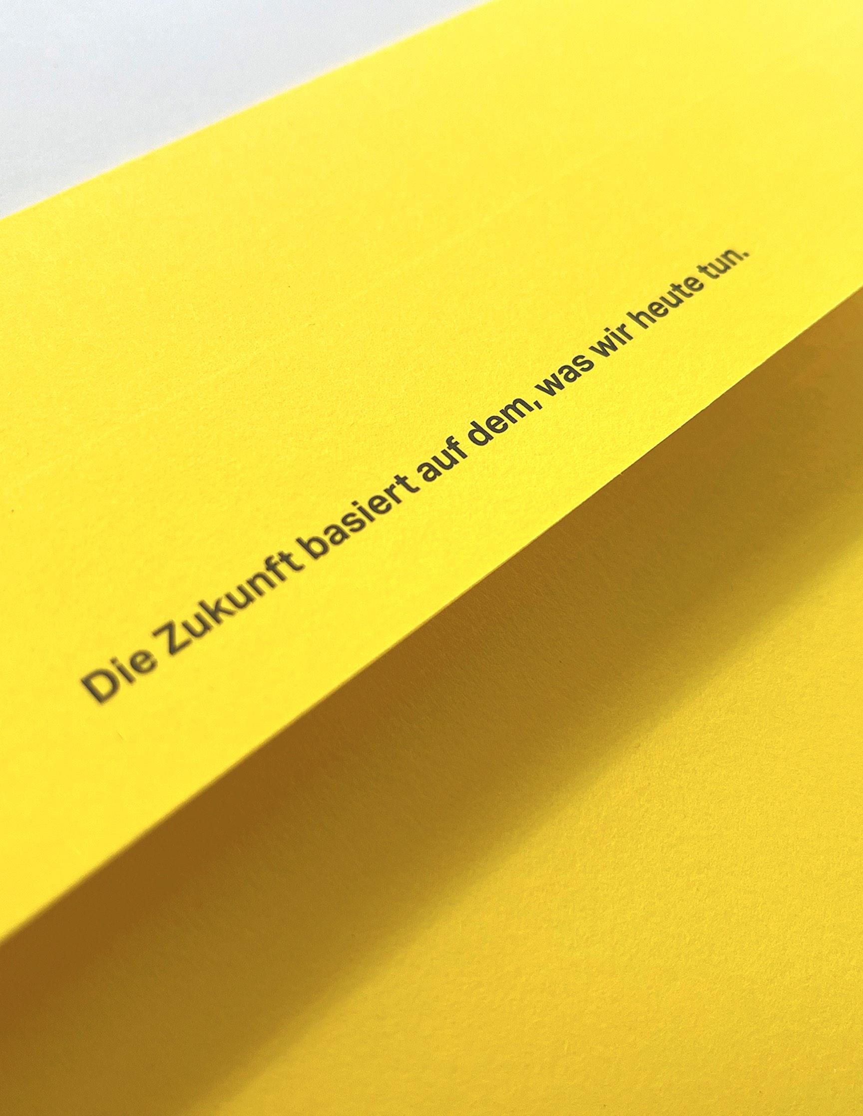 Detailaufnahme des bFuture-Mailing mit Claim „Die Zukunft basiert auf dem, was wir heute tun“ – Editorial Design von Neue Identität