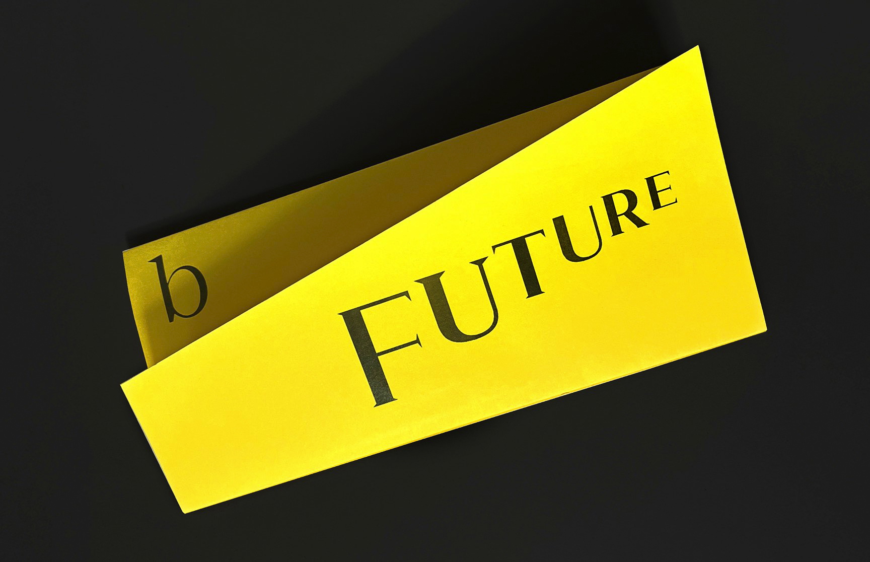 Gelbe bFuture-Klappkarte mit elegantem Logodruck – Neujahrskommunikation gestaltet von Neue Identität