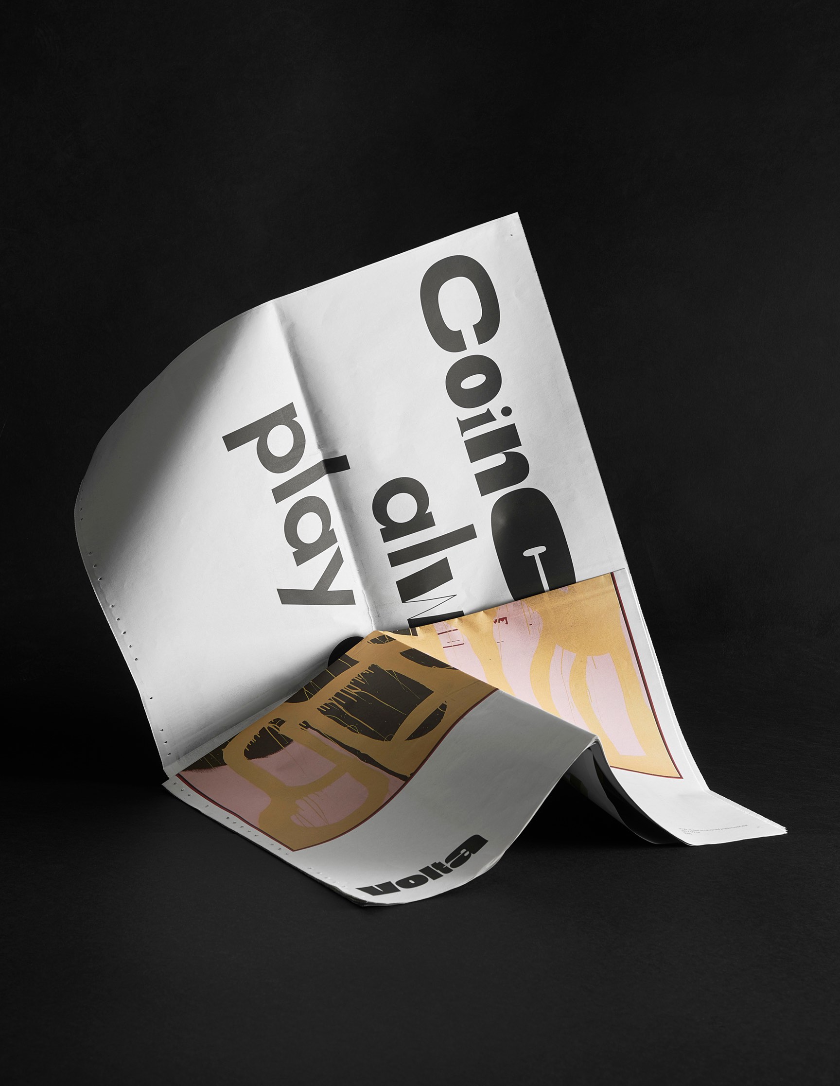 Künstlerzeitung von Gary Schlingheider – Fotografie der Zeitung als skulpturales Objekt, künstlerisches Editorial Design von Neue Identität.