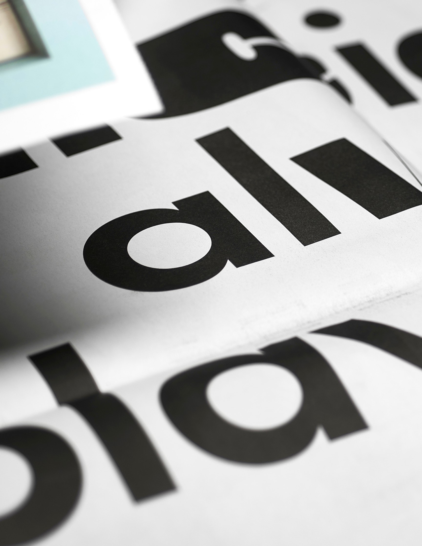 Detailaufnahme mit dem typografischen Statement „Coincidences always play a role“ – Design einer konzeptionellen Künstlerzeitung für Gary Schlingheider, Gestaltung: Neue Identität.