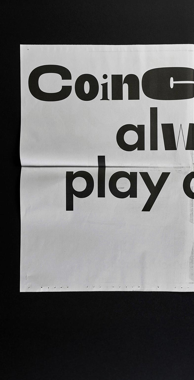 Zeitungs-Doppelseite mit dem typografischen Statement „Coincidences always play a role“ – Design einer konzeptionellen Künstlerzeitung für Gary Schlingheider, Gestaltung: Neue Identität.