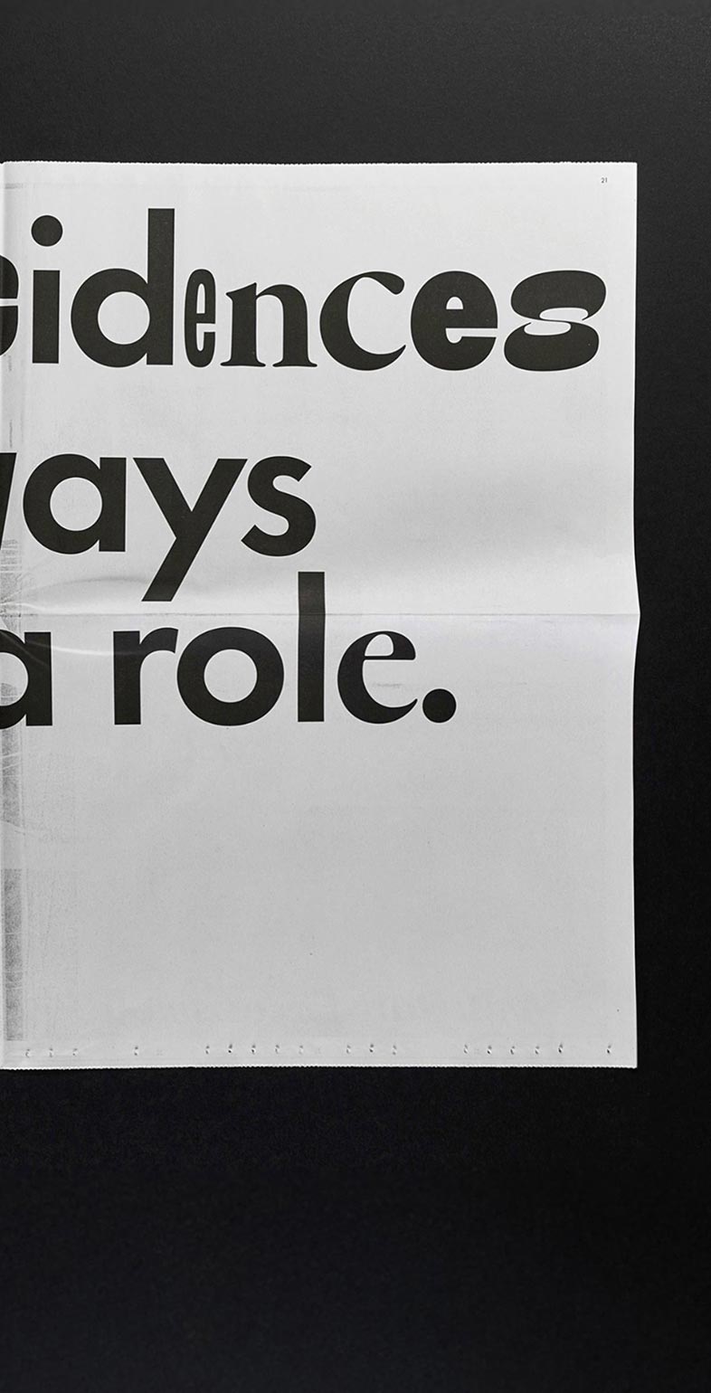 Zeitungs-Doppelseite mit dem typografischen Statement „Coincidences always play a role“ – Design einer konzeptionellen Künstlerzeitung für Gary Schlingheider, Gestaltung: Neue Identität.