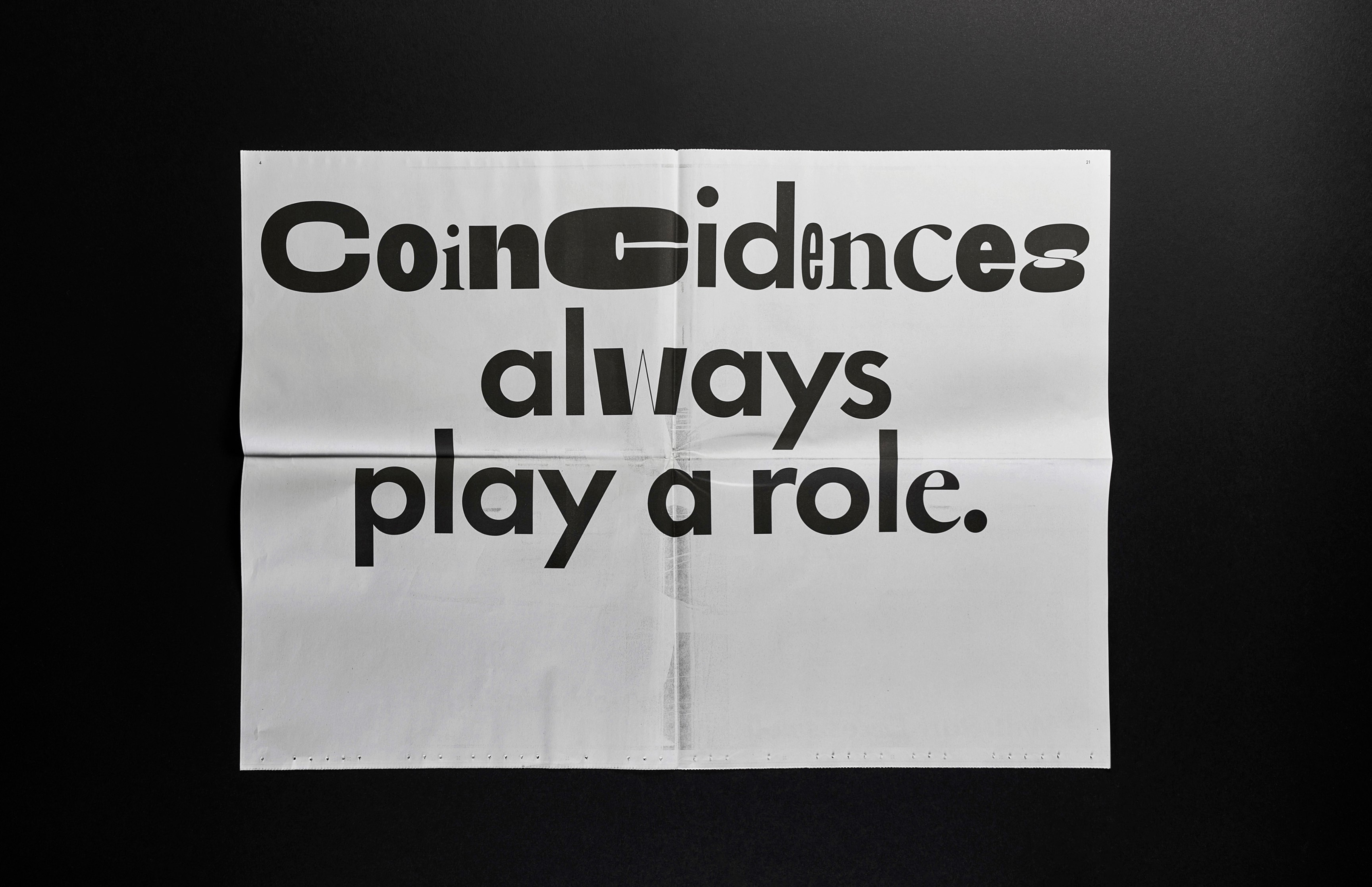 Zeitungs-Doppelseite mit dem typografischen Statement „Coincidences always play a role“ – Design einer konzeptionellen Künstlerzeitung für Gary Schlingheider, Gestaltung: Neue Identität.