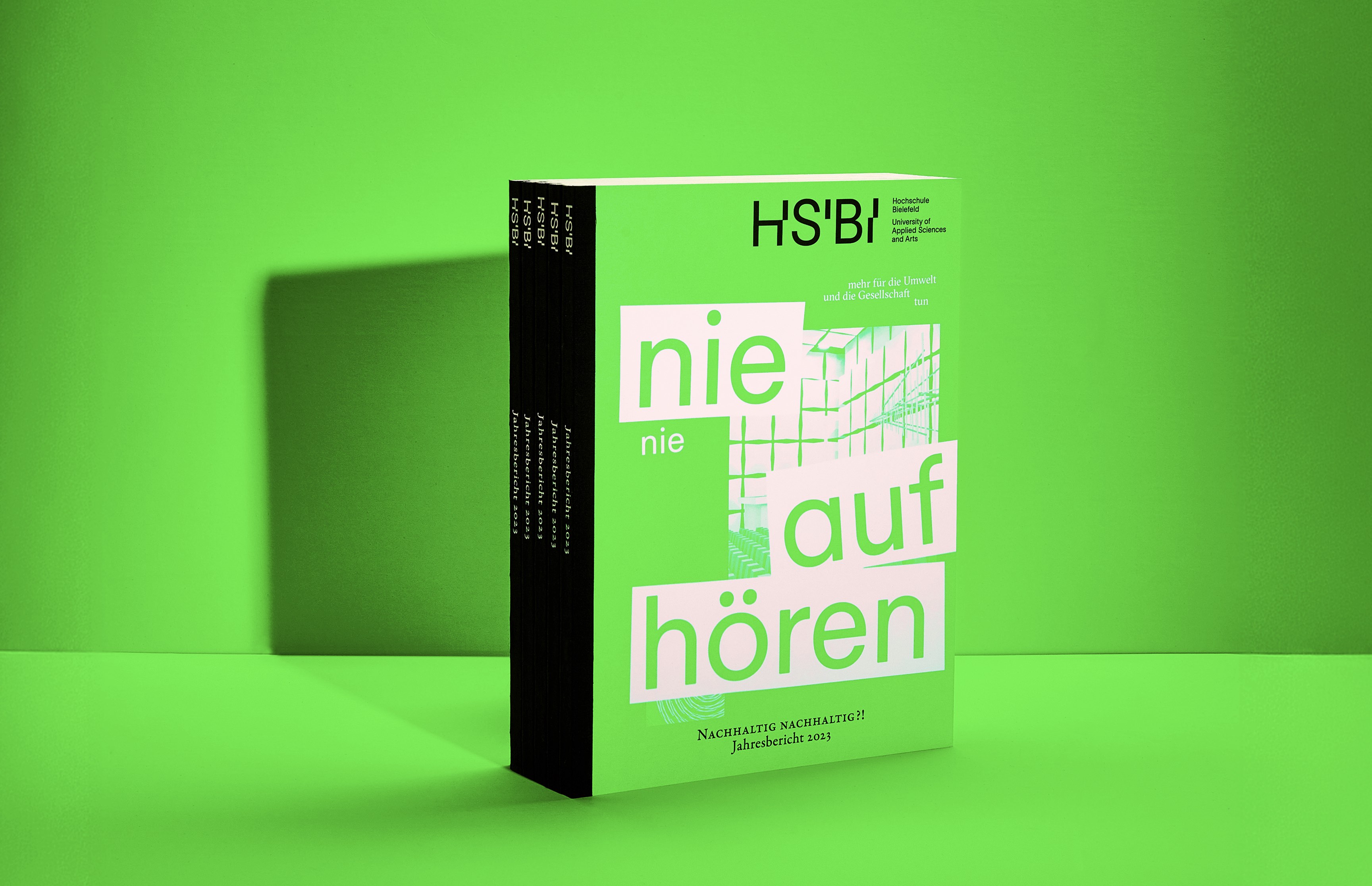 Editorial Design für den Jahresbericht 2023 der Hochschule Bielefeld (HSBI) – Gestaltung von Neue Identität, Designagentur für Kommunikation und Nachhaltigkeitspublikationen
