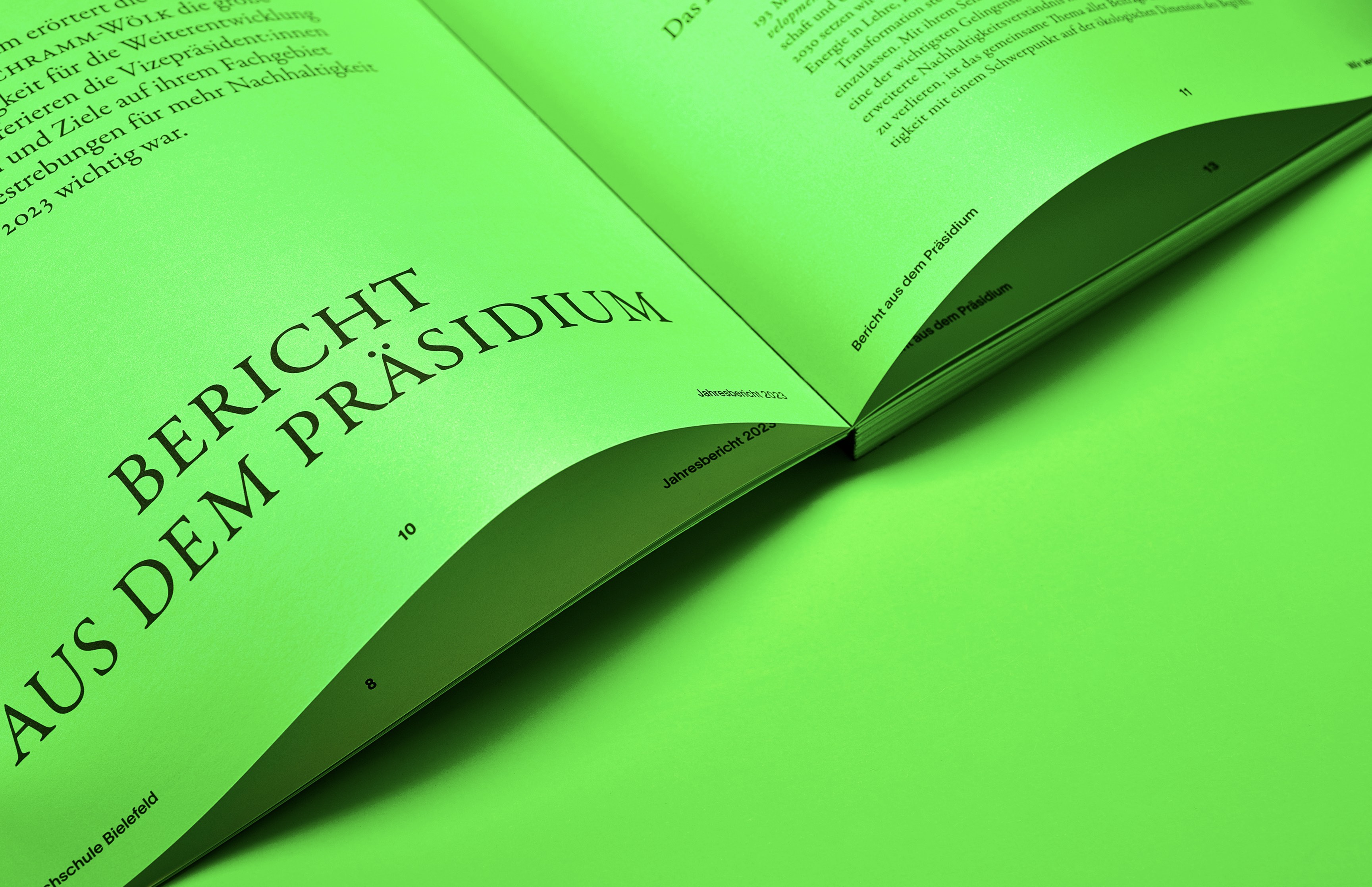 Detailaufnahme des Jahresberichts 2023 der Hochschule Bielefeld mit leuchtend grünem Umschlag – Editorial Design von Neue Identität Bielefeld.