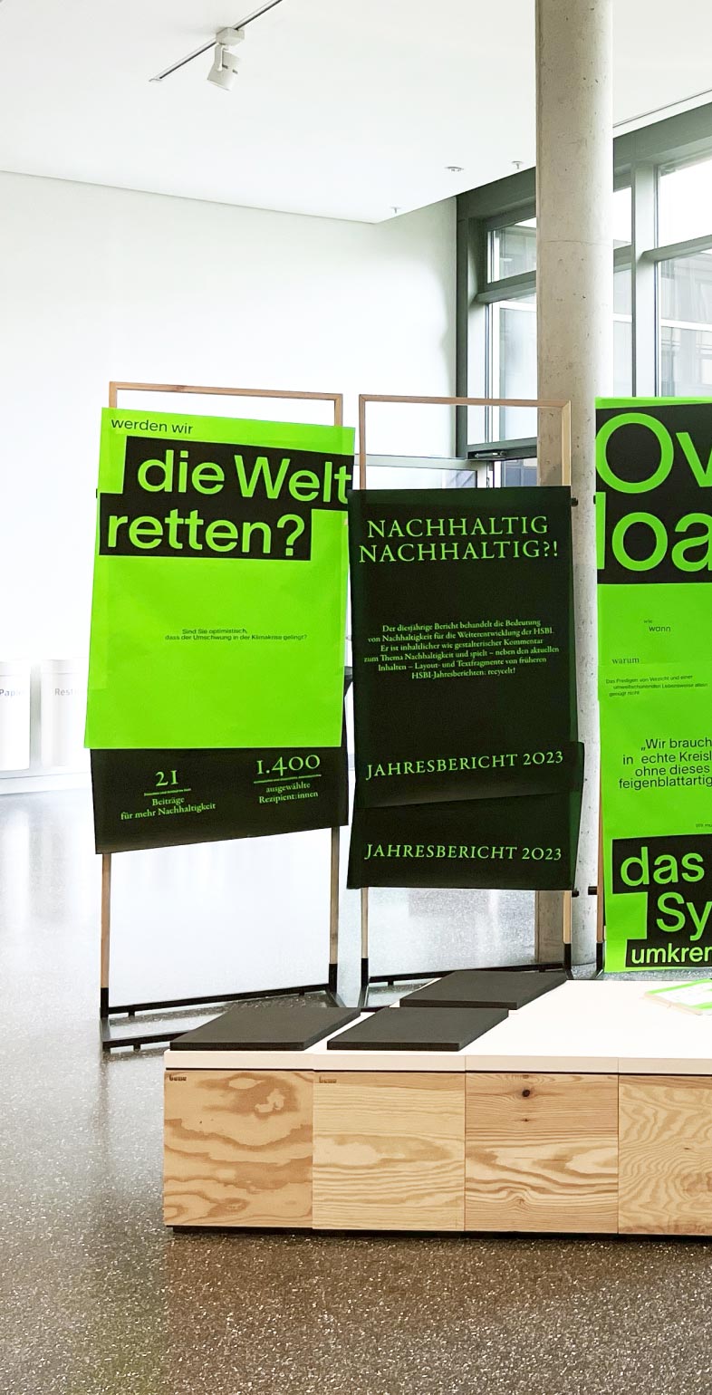 Messestand der Hochschule Bielefeld mit plakativer Ausstellungsgestaltung zum Jahresbericht 2023 – Kommunikationsdesign von Neue Identität Designagentur Bielefeld.