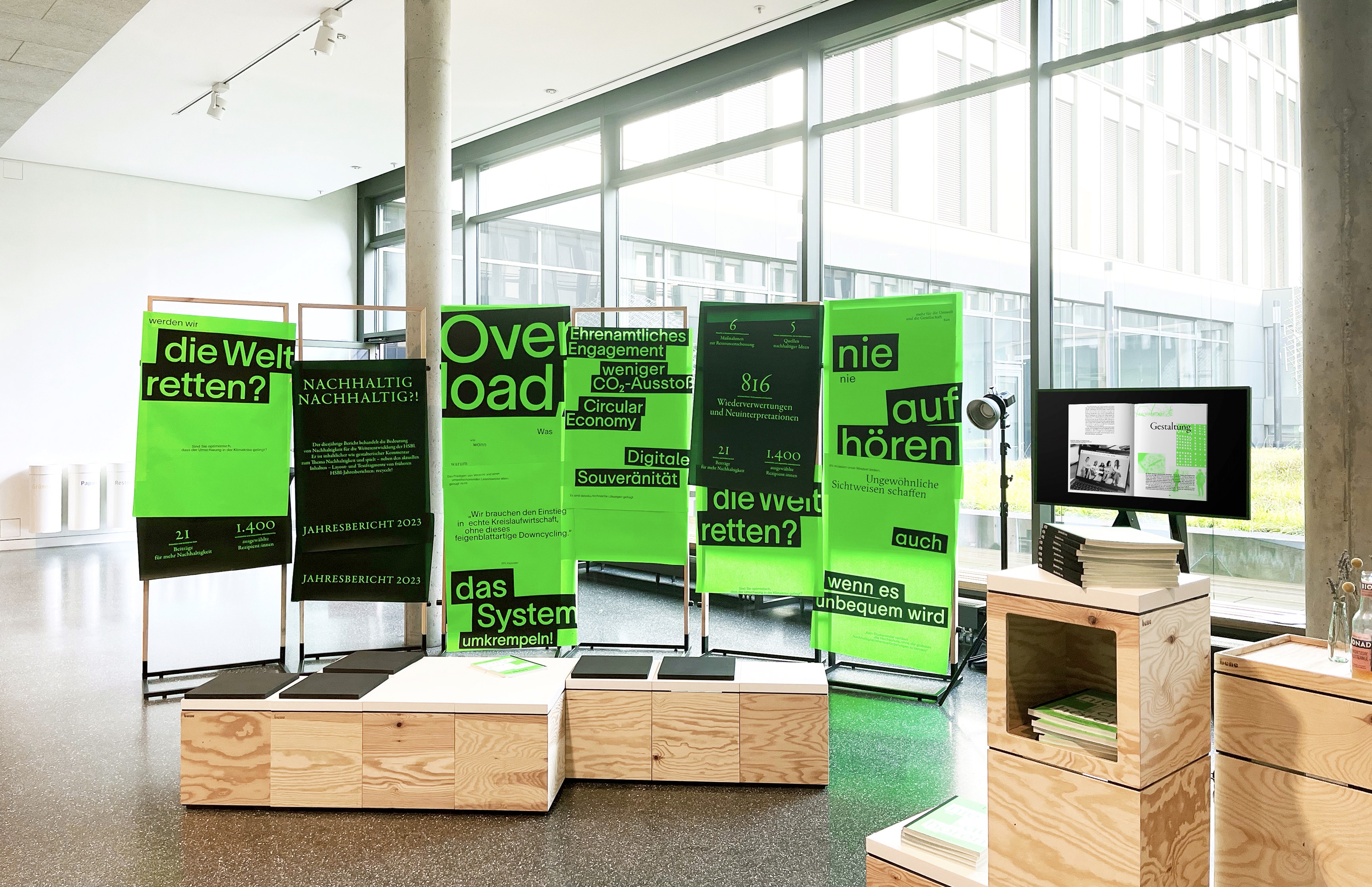 Messestand der Hochschule Bielefeld mit plakativer Ausstellungsgestaltung zum Jahresbericht 2023 – Kommunikationsdesign von Neue Identität Designagentur Bielefeld.