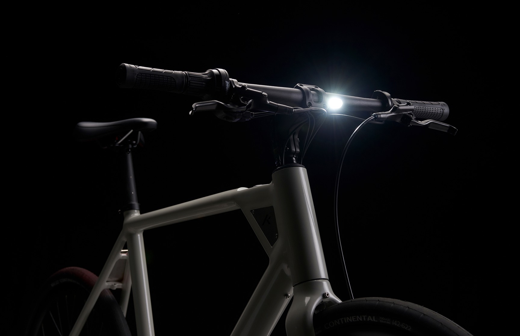 Studioaufnahme eines Urban Active E-Bikes von Konrad Bikes – minimalistisches Produktdesign und Markenästhetik inszeniert von Neue Identität