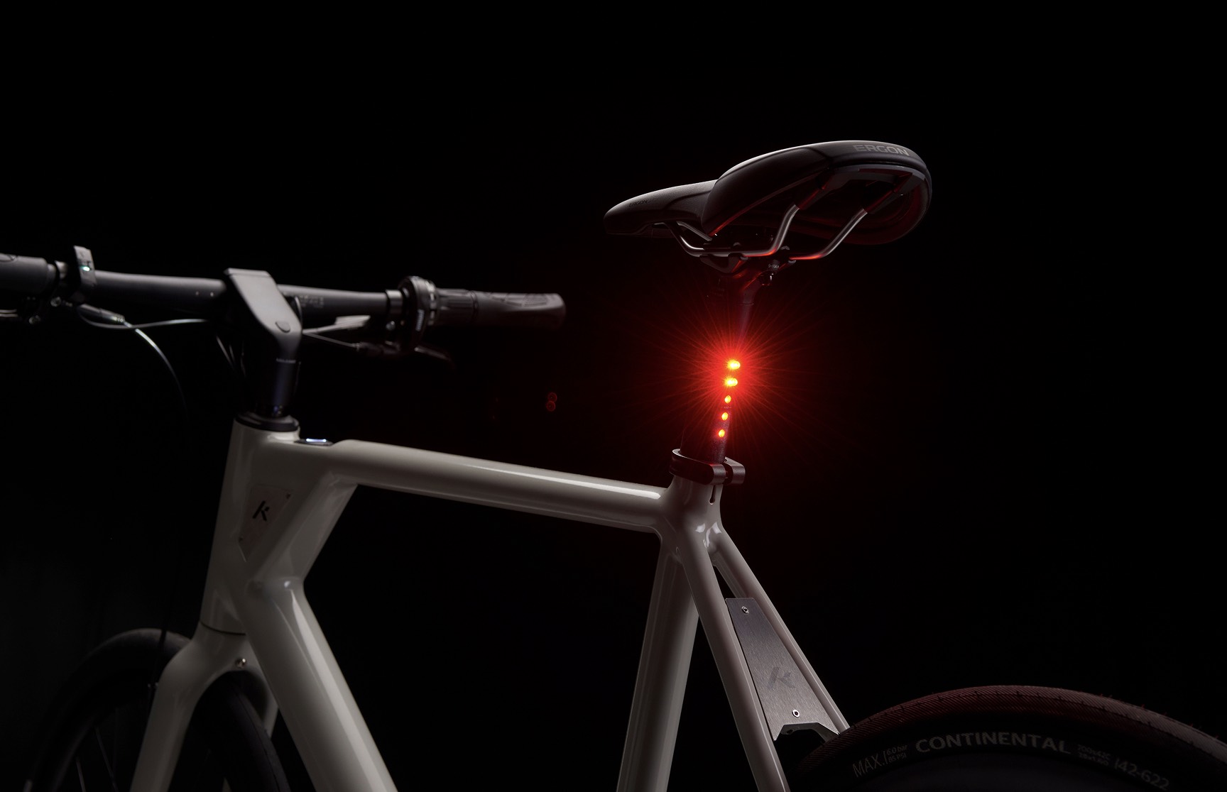 Rückansicht eines Urban Active E-Bikes von Konrad Bikes – minimalistisches Produktdesign und Markenästhetik inszeniert von Neue Identität
