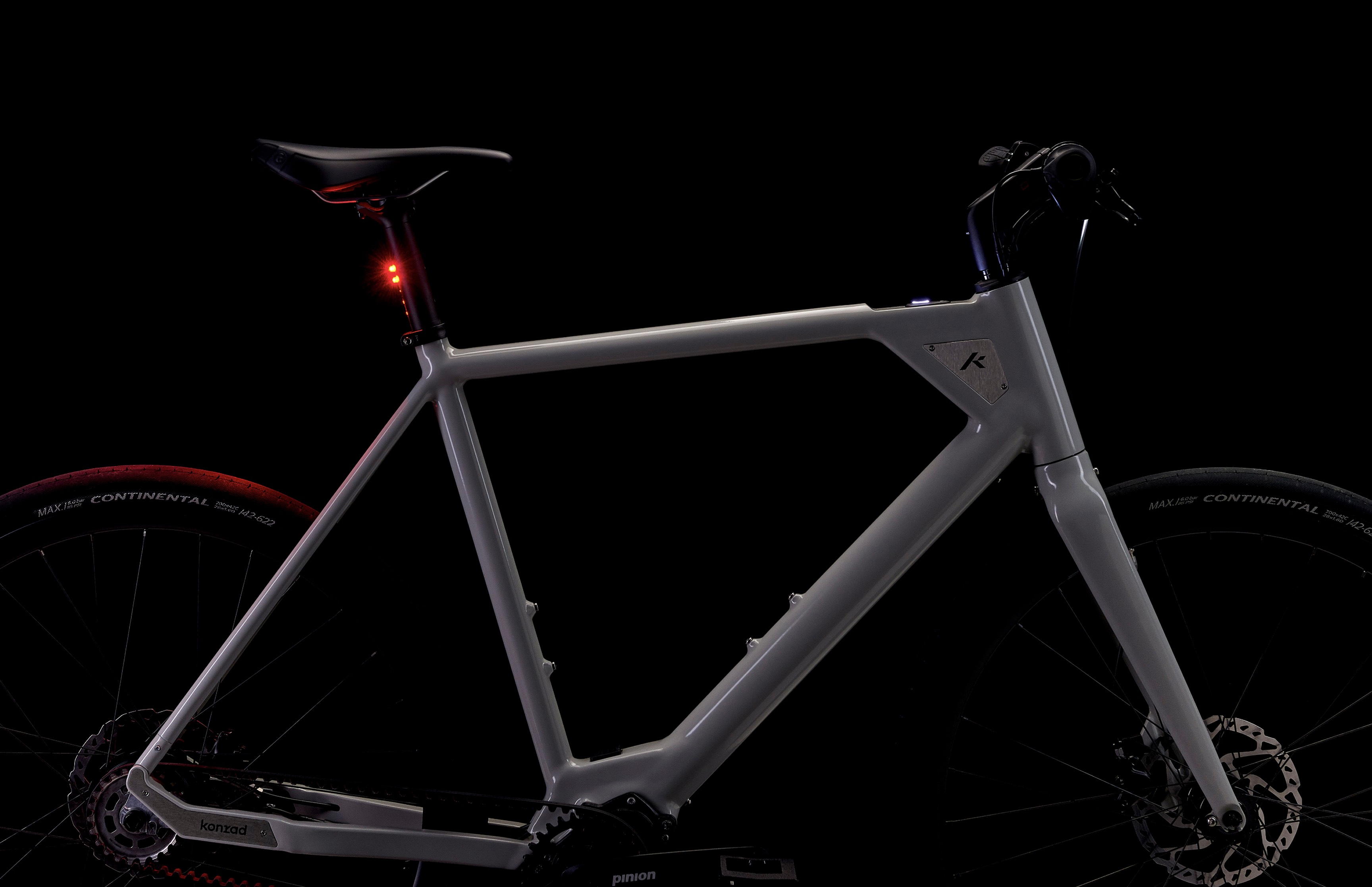 E-Bike von Konrad Bikes im dunklen Studio-Setup – Produktfotografie und Markeninszenierung von Neue Identität für innovative urbane Mobilität