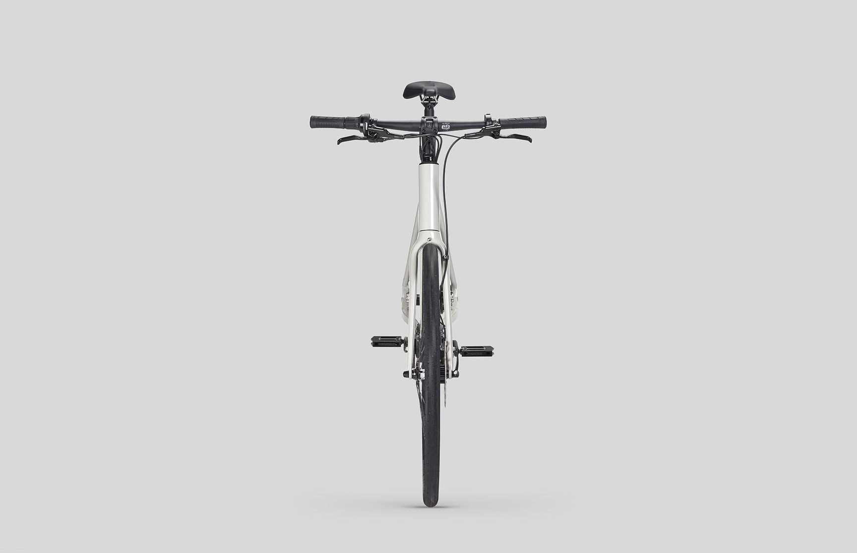 Frontalansicht eines Urban Active E-Bikes von Konrad Bikes – minimalistisches Produktdesign und Markenästhetik inszeniert von Neue Identität