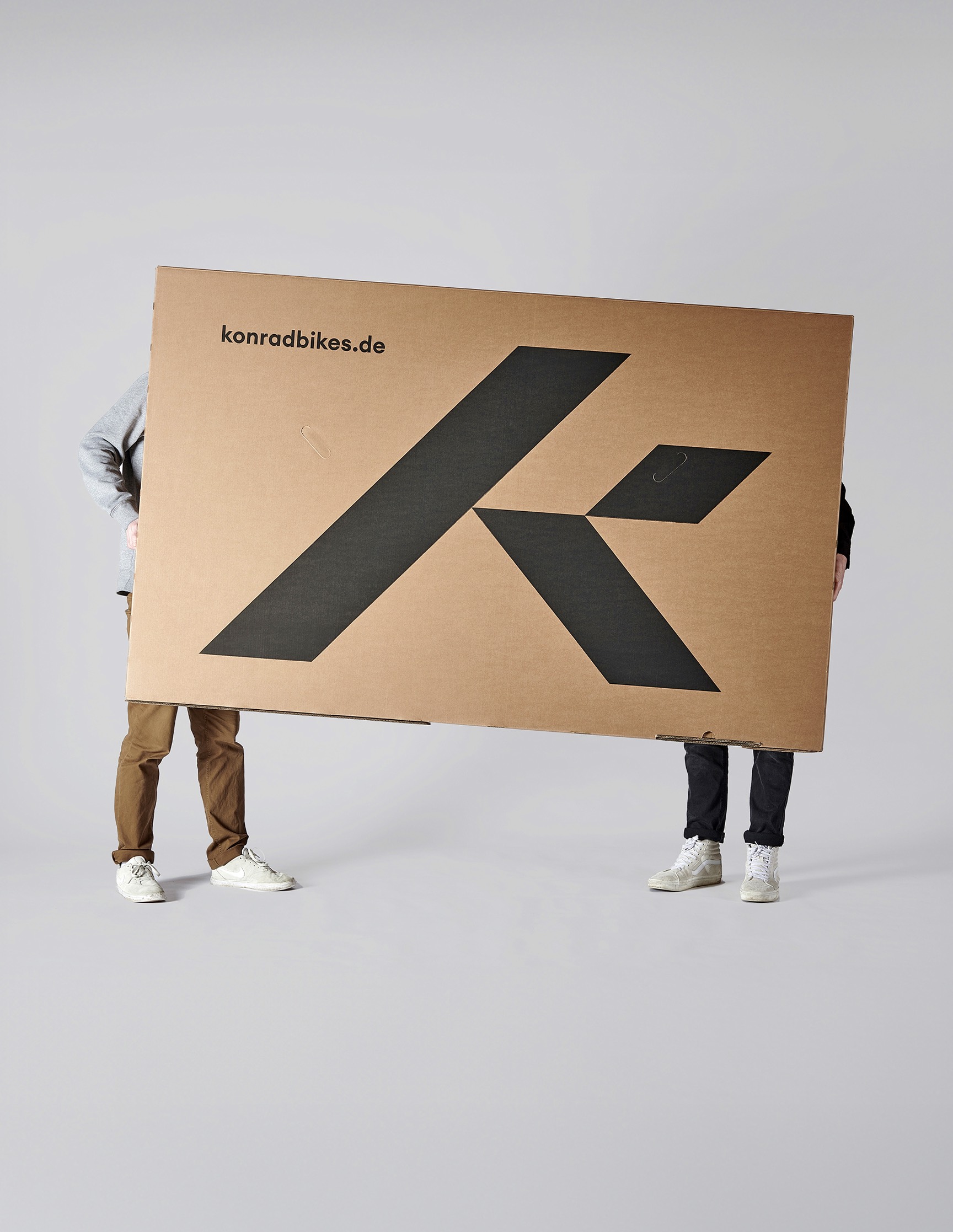 Versandkarton mit ikonischem K-Logo von Konrad Bikes – Packaging Design und Markenkommunikation von Neue Identität für nachhaltige Mobilitätslösungen