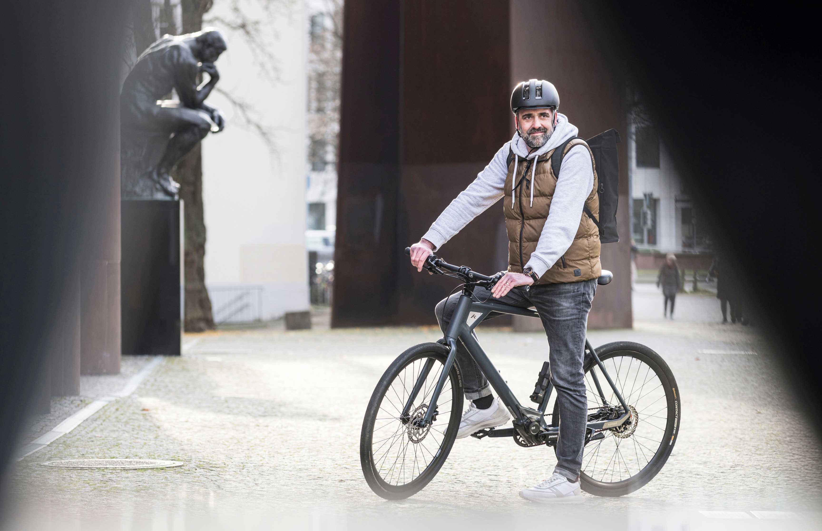 Mann auf einem E-Bike von Konrad Bikes im urbanen Umfeld – authentische Lifestyle-Fotografie und Markeninszenierung von Neue Identität für nachhaltige Mobilität in der Stadt