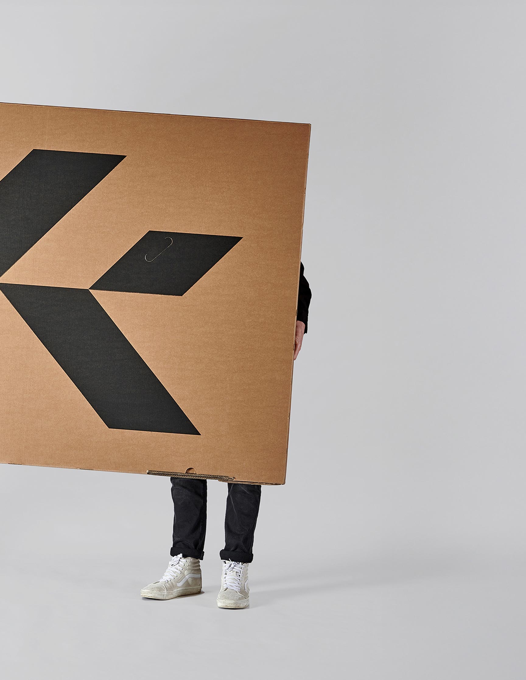 Versandkarton mit ikonischem K-Logo von Konrad Bikes – Packaging Design und Markenkommunikation von Neue Identität für nachhaltige Mobilitätslösungen