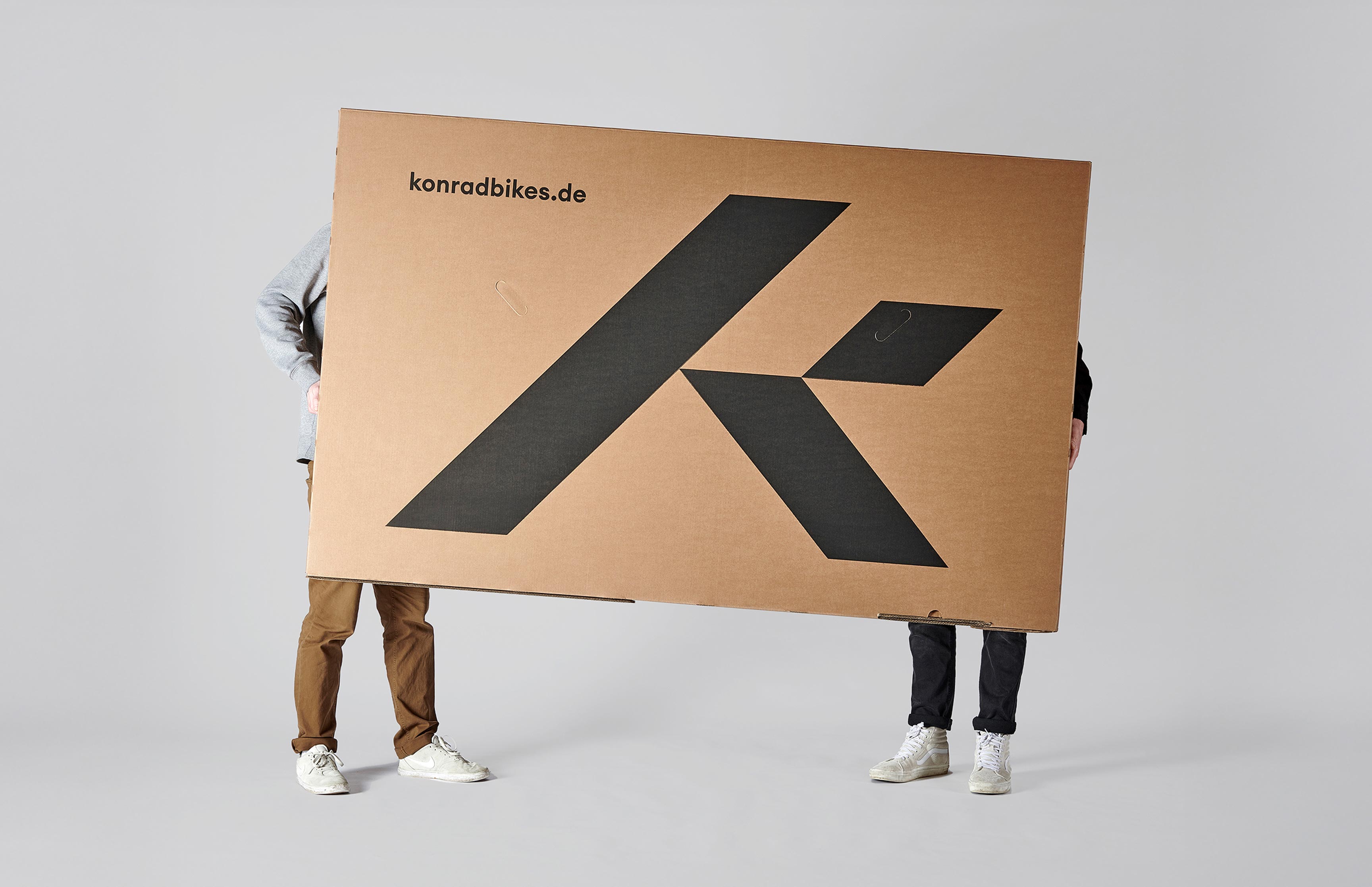 Versandkarton mit ikonischem K-Logo von Konrad Bikes – Packaging Design und Markenkommunikation von Neue Identität für nachhaltige Mobilitätslösungen