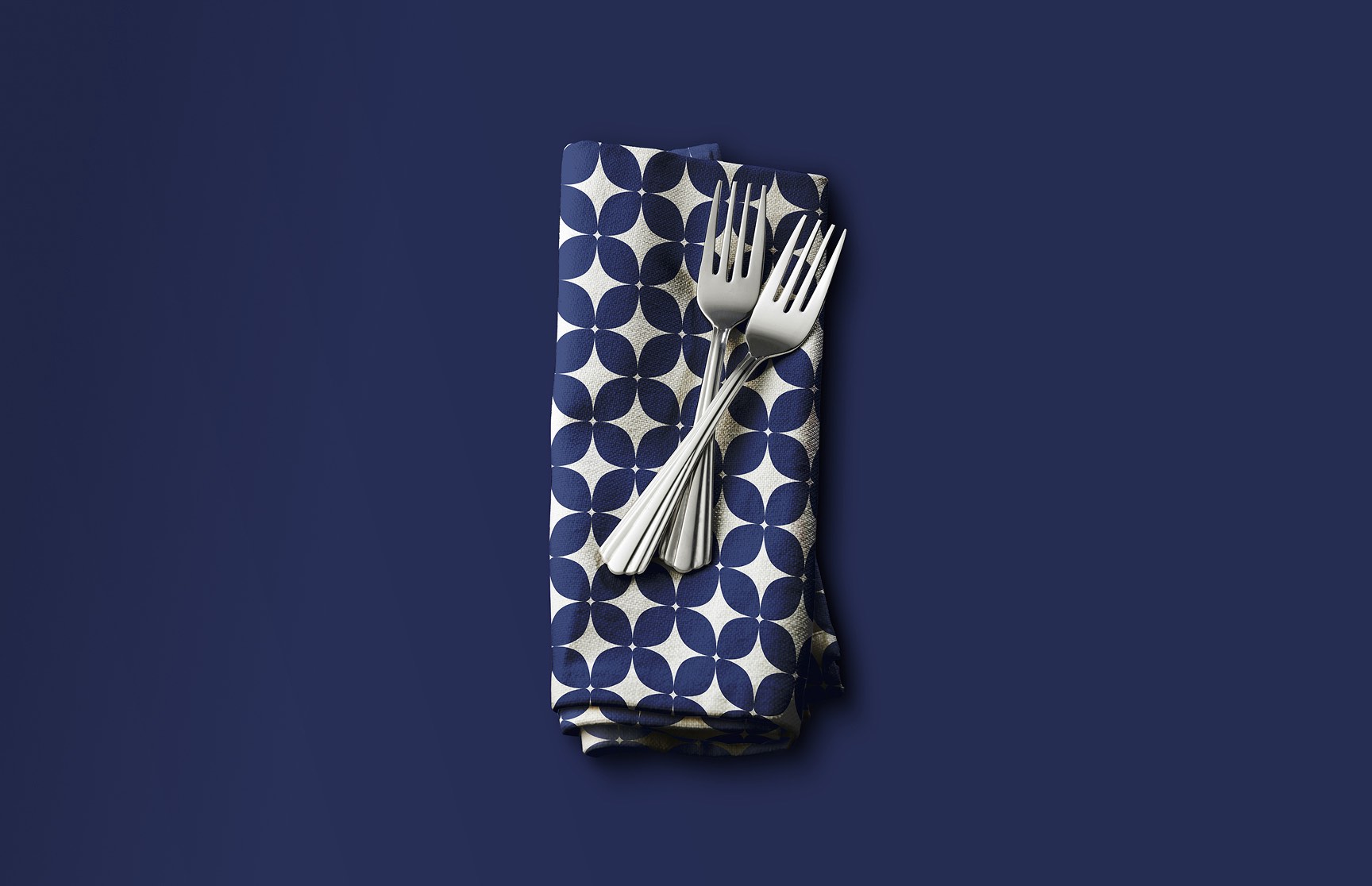 Stoffserviette mit LePicant-Pattern und Besteck – Detailaufnahme des Corporate Designs von Neue Identität Designagentur Bielefeld.