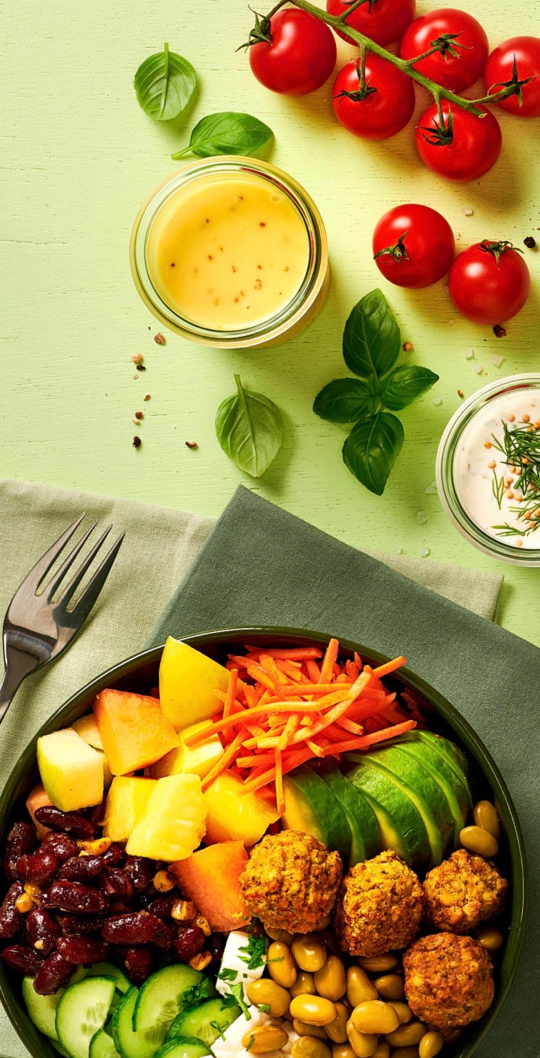 Vegetarische Bowls und frische Salate mit LePicant-Dressings – Foodstyling und Markenfotografie von Neue Identität Designagentur Bielefeld.