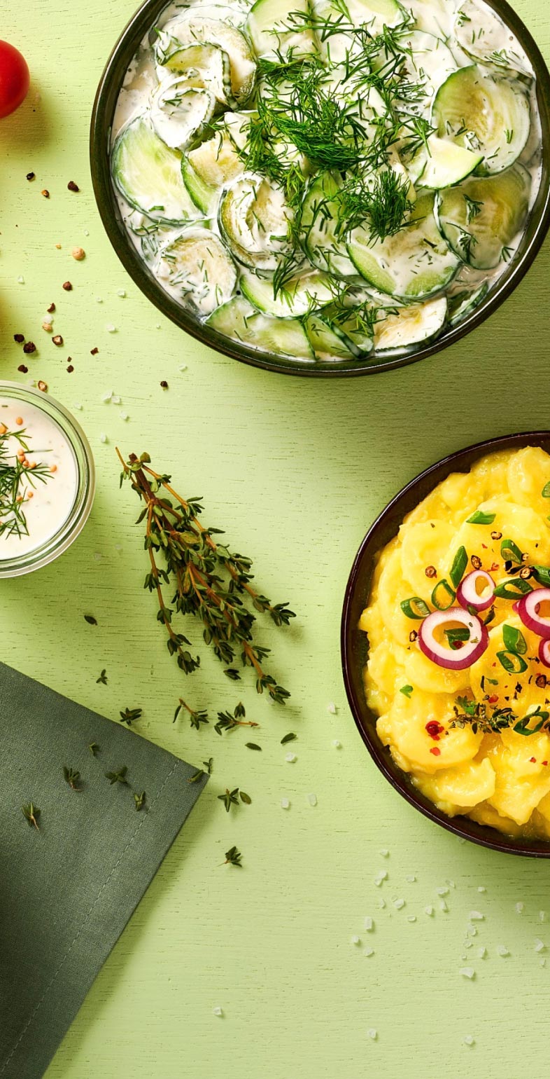 Vegetarische Bowls und frische Salate mit LePicant-Dressings – Foodstyling und Markenfotografie von Neue Identität Designagentur Bielefeld.