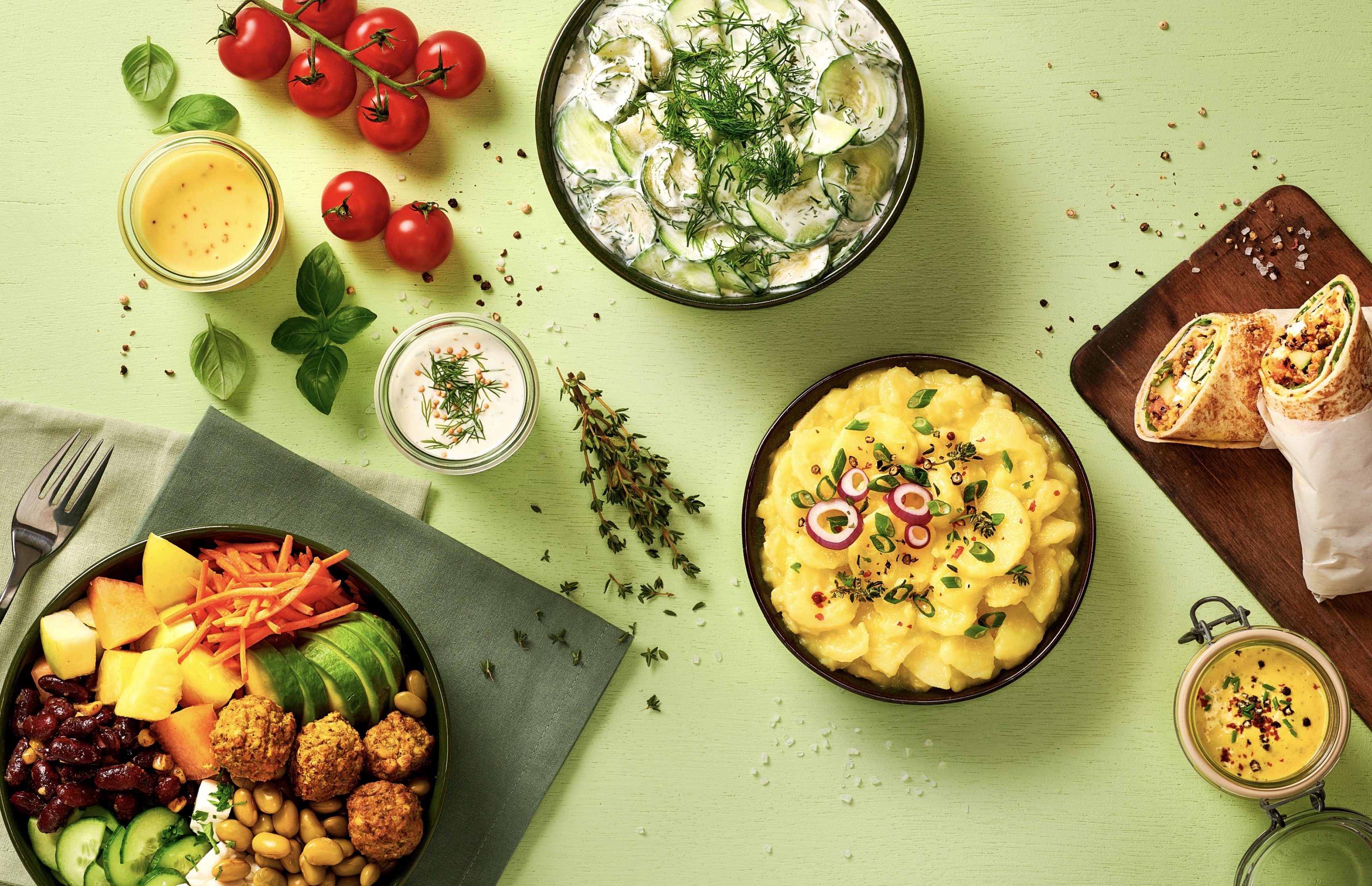 Vegetarische Bowls und frische Salate mit LePicant-Dressings – Foodstyling und Markenfotografie von Neue Identität Designagentur Bielefeld.