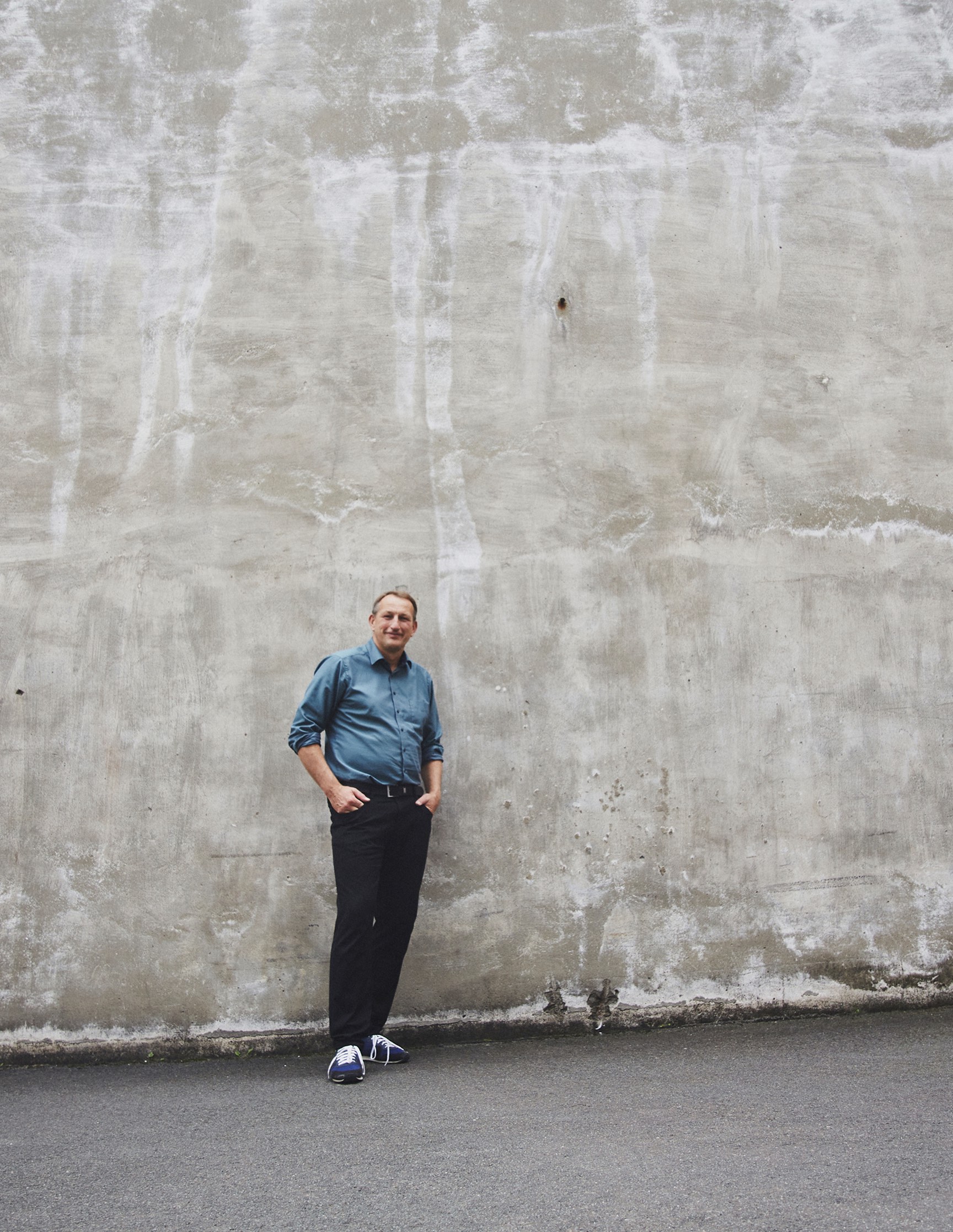 Portraitaufnahme des Produktdesigners Thorsten Rosenstengel von Modal Concept vor Betonwand – Markendokumentation und Corporate Fotografie von Neue Identität Bielefeld.