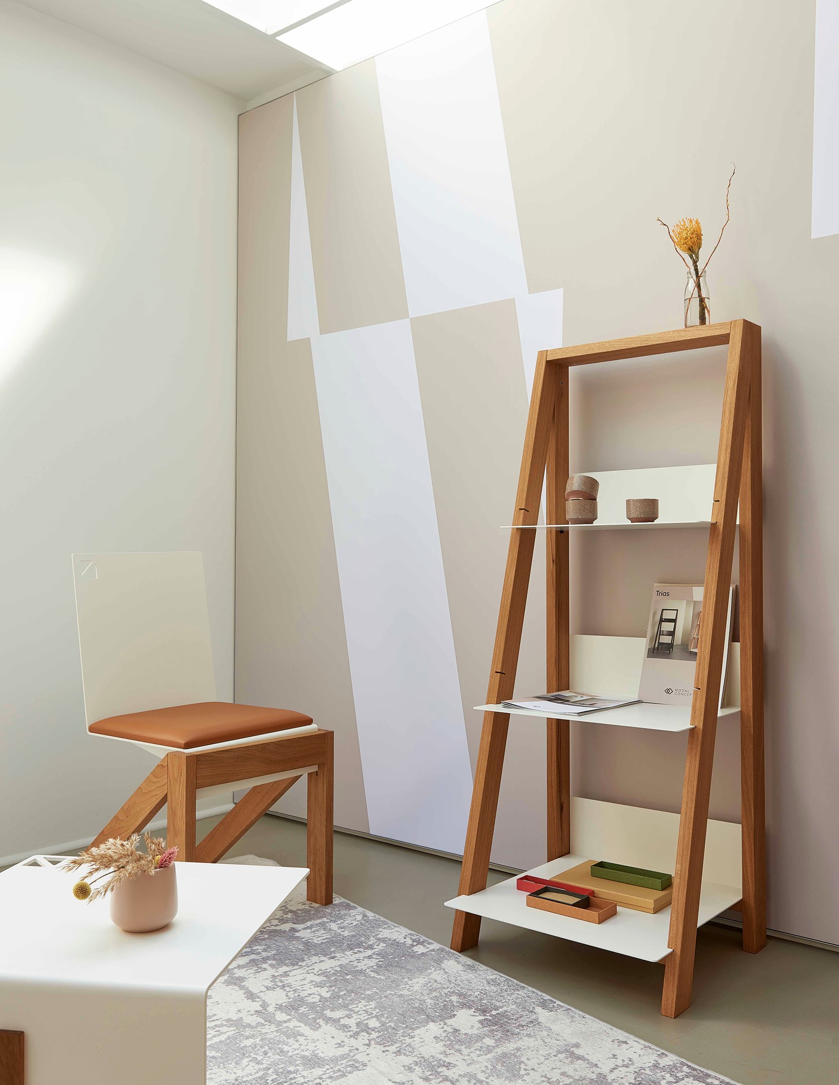 Ausstellungsraum mit Modal Concept Möbeln und geometrischer Wandgestaltung – Interiordesign, Setdesign und Corporate Communication von Neue Identität Bielefeld.