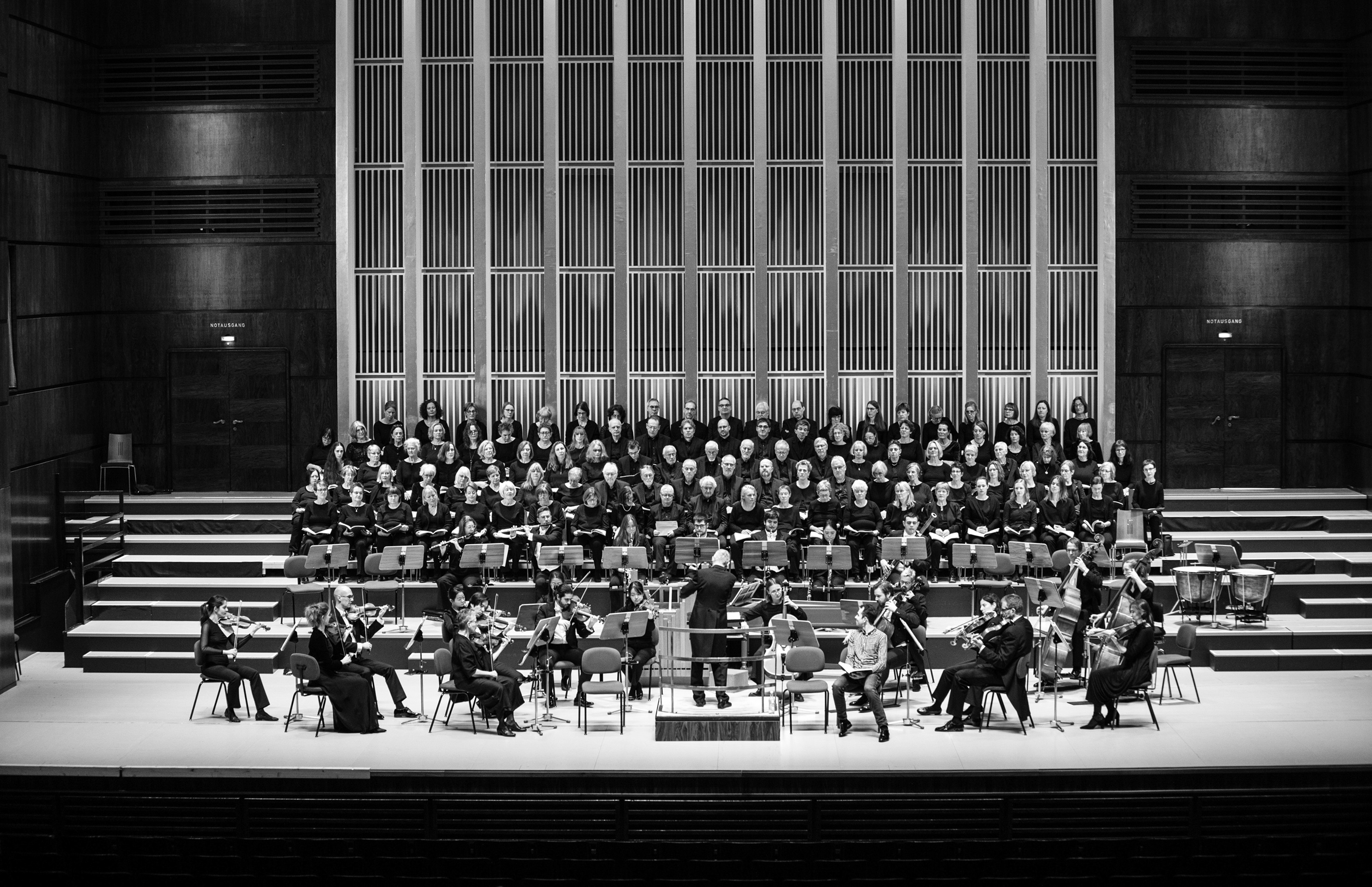 Stimmungsvolle Schwarz-Weiß-Aufnahme des Oratorienchors Bielefeld beim Konzert – Fotografie: Veith Mette, Corporate Design für den Chor von: Neue Identität.