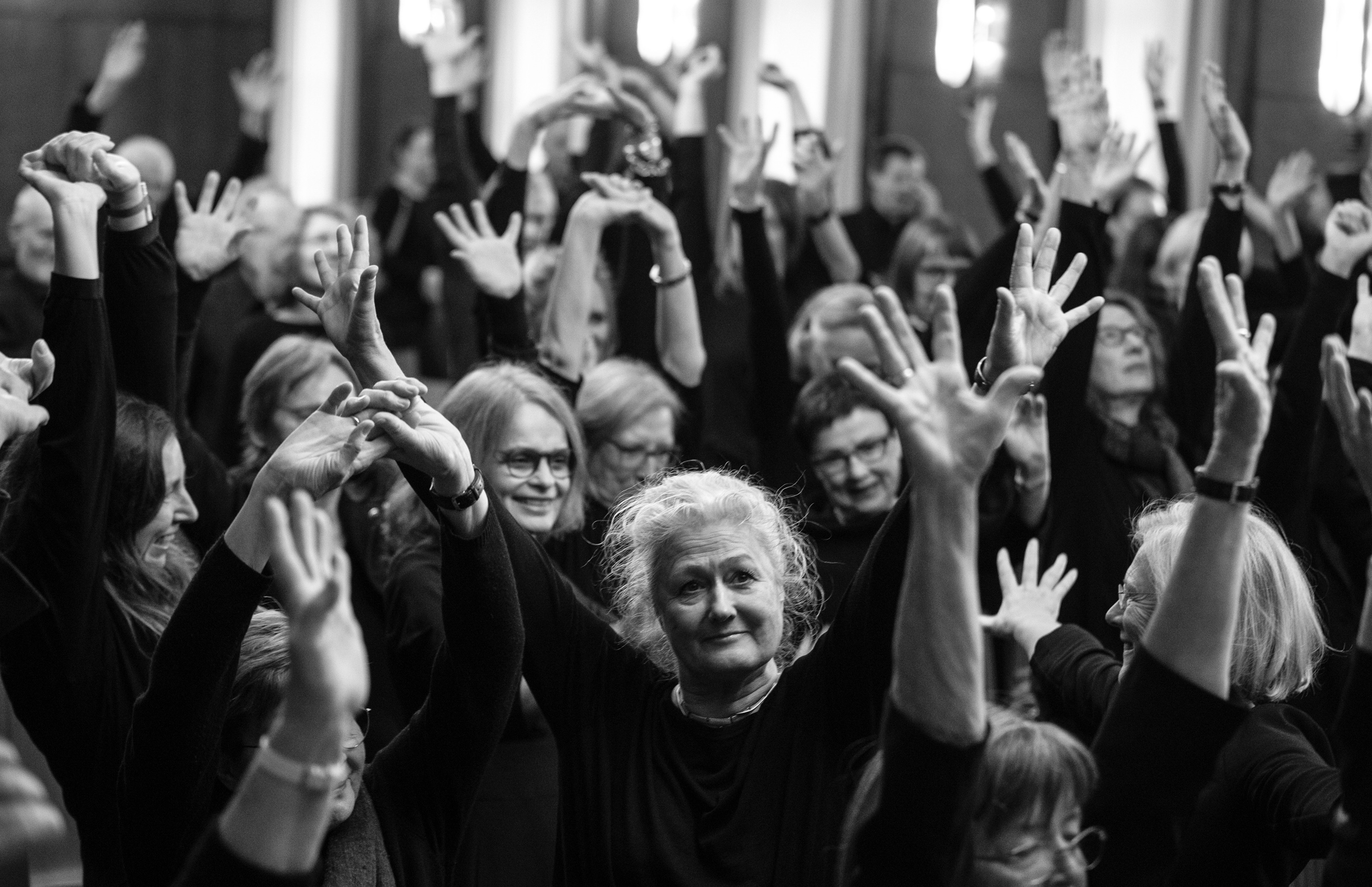 Stimmungsvolle Schwarz-Weiß-Aufnahme des Oratorienchors beim Einsingen vor dem Konzert – Fotografie: Veith Mette, Gestaltung: Neue Identität.