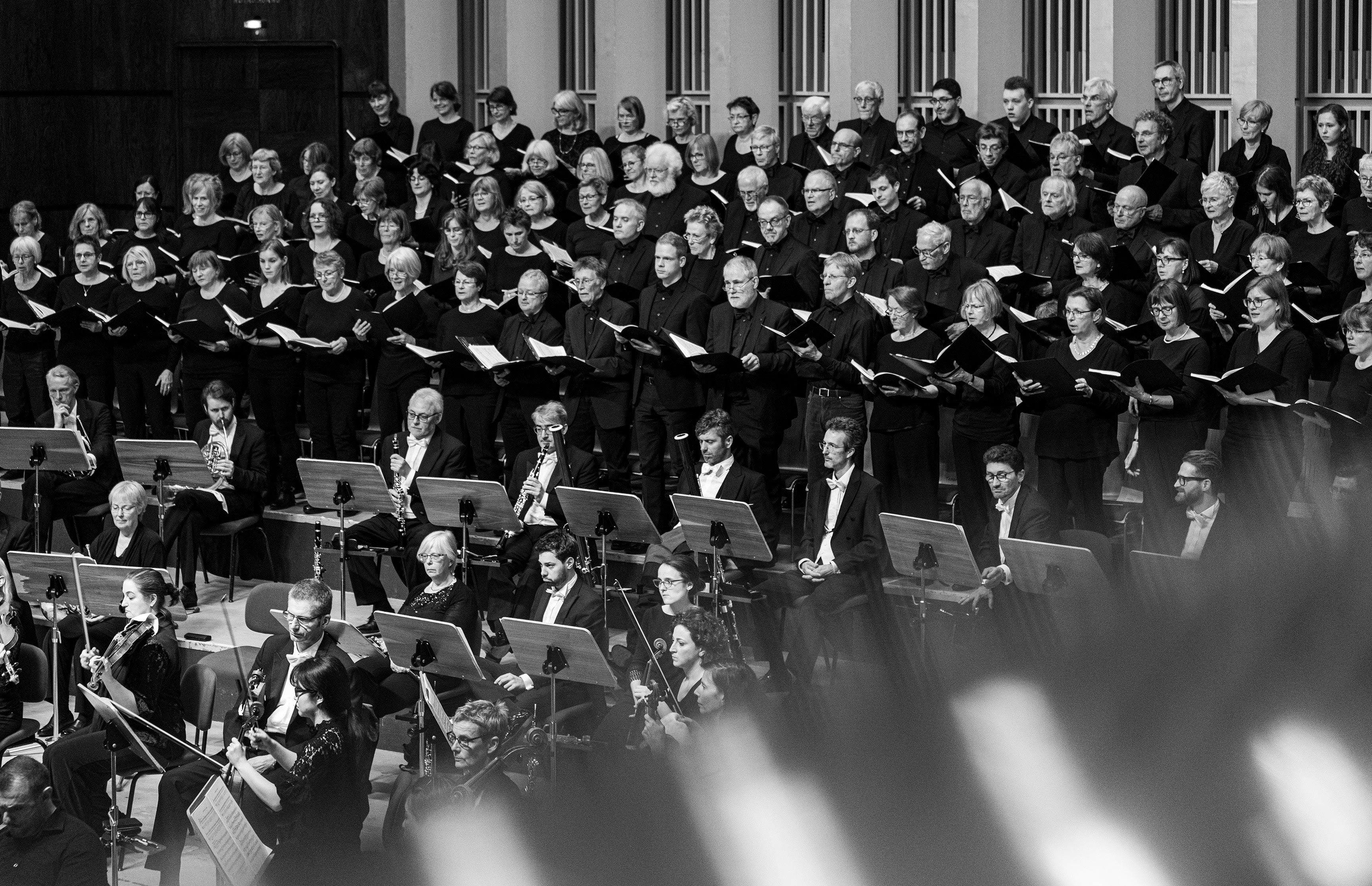 Konzertmoment mit Chor und Orchester auf der Bühne – dokumentiert von Veith Mette.