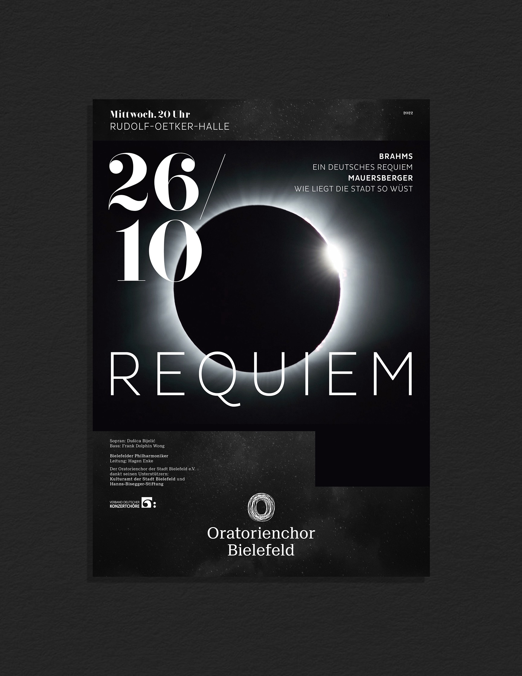 Plakatmotiv „Requiem“ mit Sonnenfinsternis-Symbolik – Teil der Plakatreihe für den Oratorienchor.