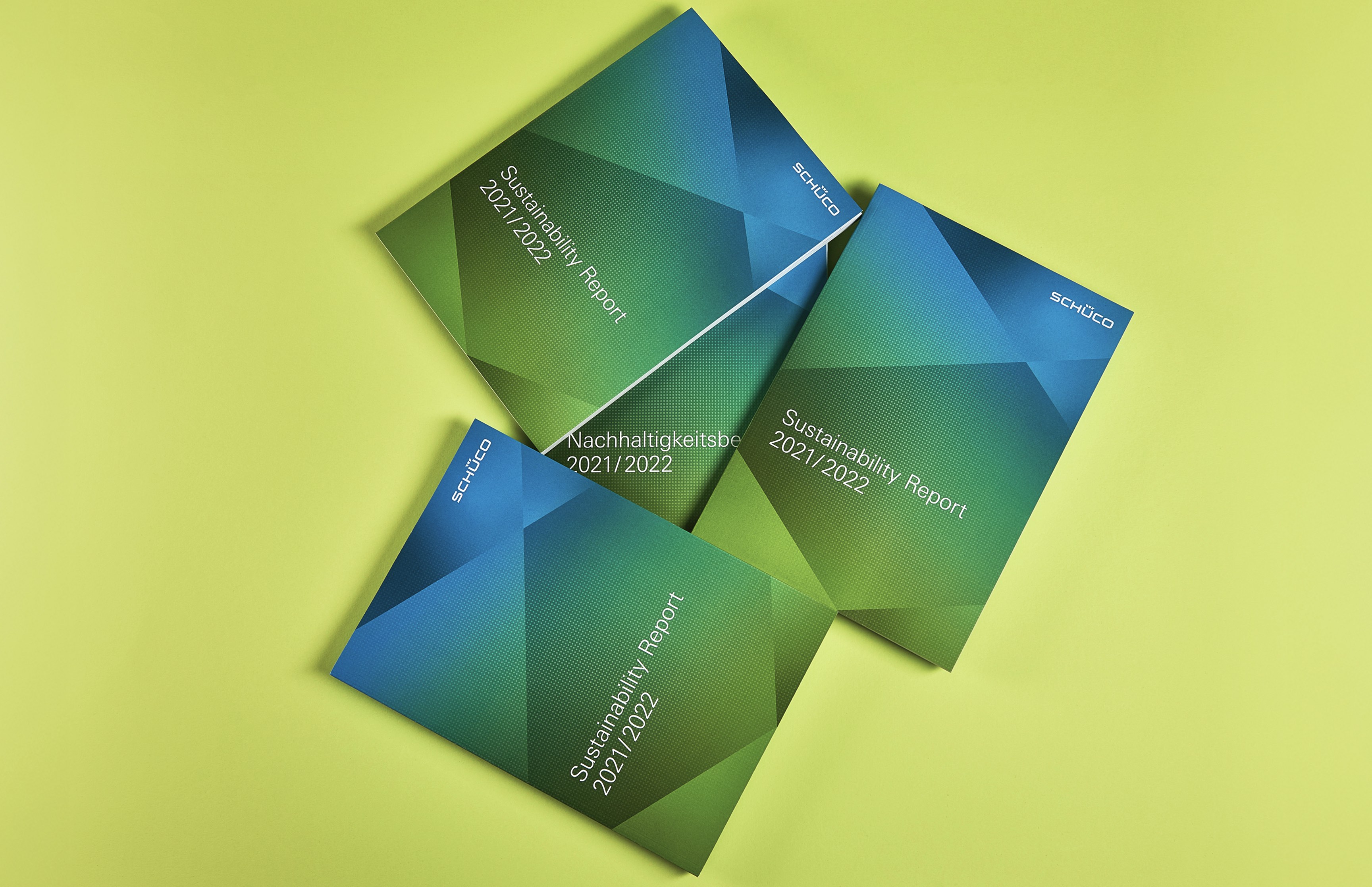 Titel des Nachhaltigkeitsbericht 2021/2022 für Schüco von der Designagentur Neue Identität, Bielefeld