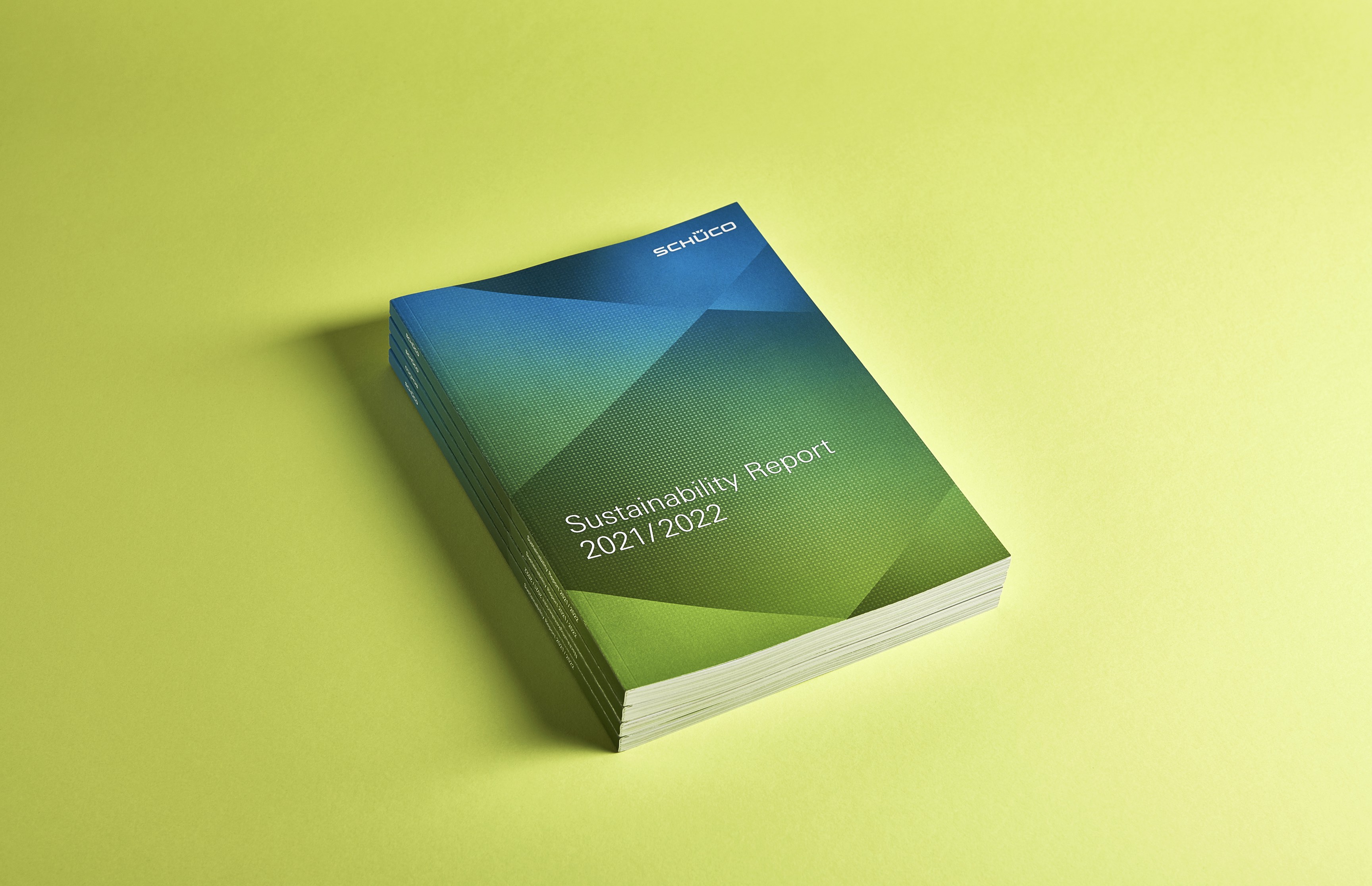 Nachhaltigkeitsbericht 2021/2022 von Schüco als Printpublikation – Corporate Publishing und Design von Neue Identität, Designagentur für Nachhaltigkeitskommunikation
