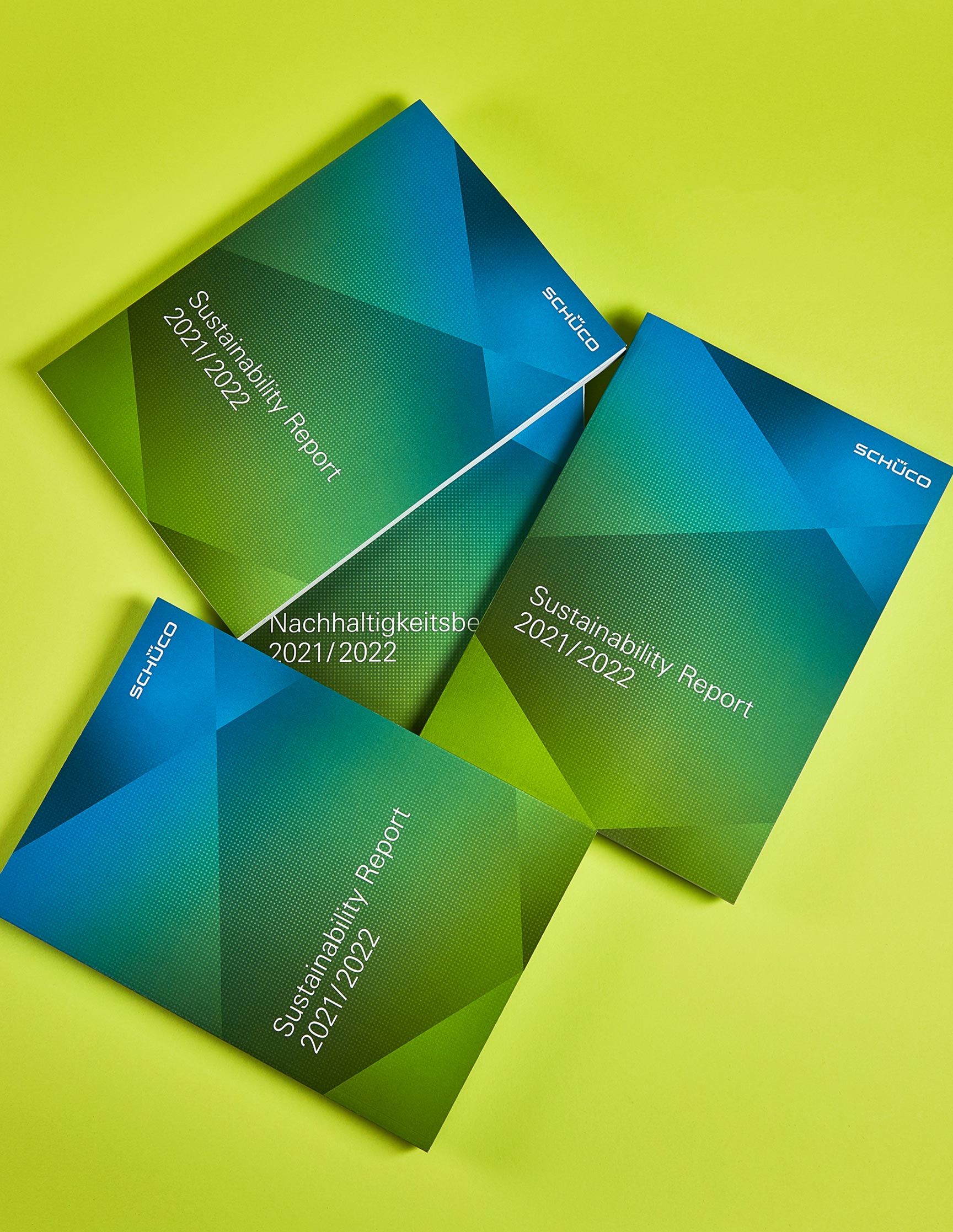 Titel des Nachhaltigkeitsbericht 2021/2022 für Schüco von der Designagentur Neue Identität, Bielefeld