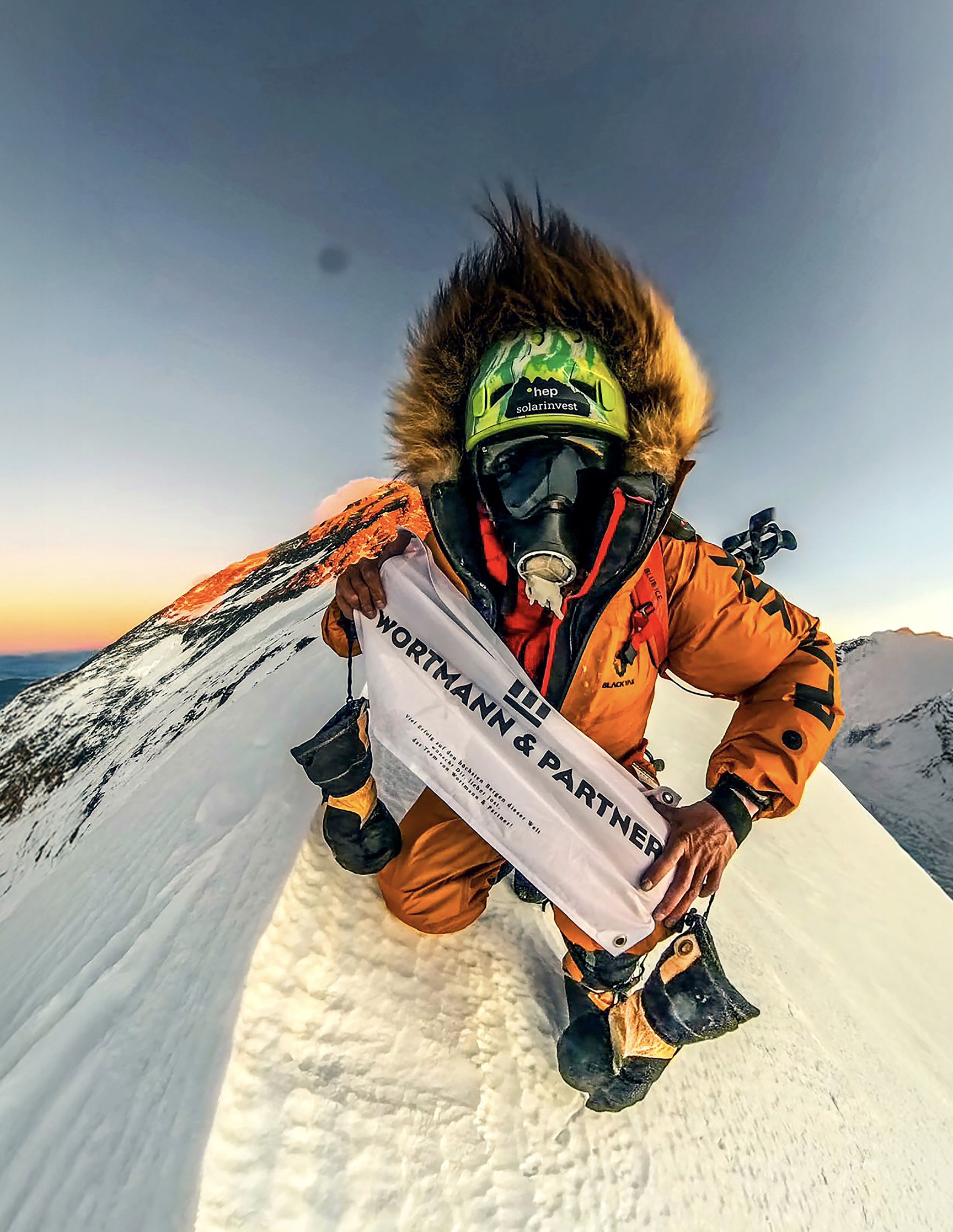 Jost Kobusch auf Expedition im Himalaya mit Fahne von Wortmann & Partner – Markenpräsenz und Outdoor-Sponsoring, begleitet von Neue Identität