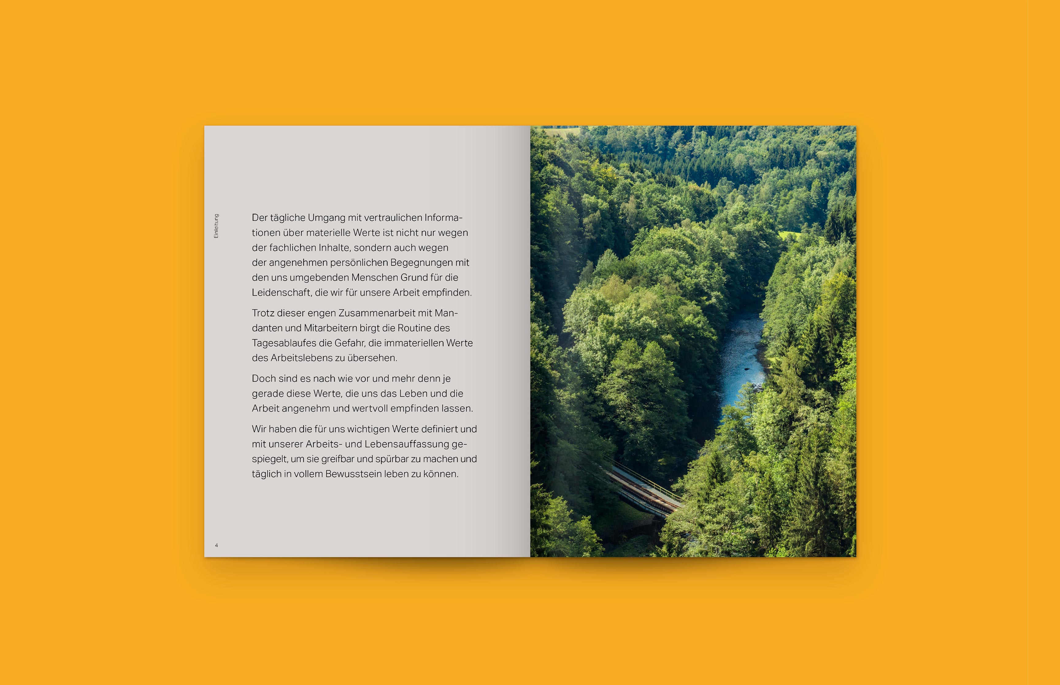 Doppelseite aus dem Wertebuch von Wortmann & Partner mit Text und Naturfotografie – konzeptionelles Editorial Design von Neue Identität Designagentur Bielefeld.