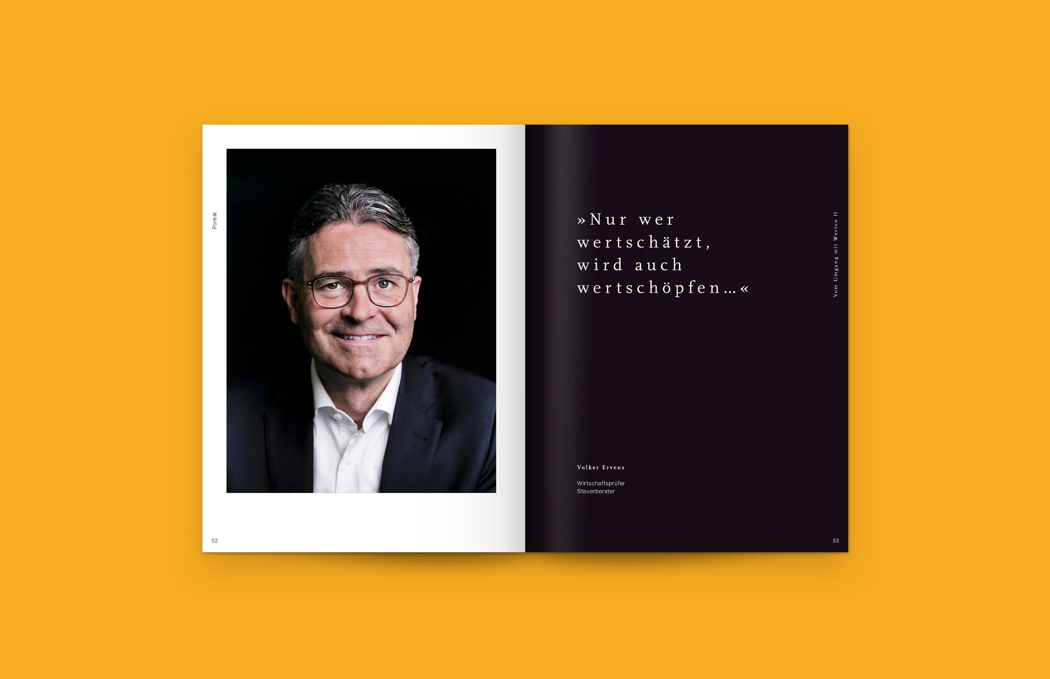Detailansicht, Doppelseiten Wertebuch Konzept – Zitat von Volker Ervens, Wortmann & Partner von Neue Identität Bielefeld.