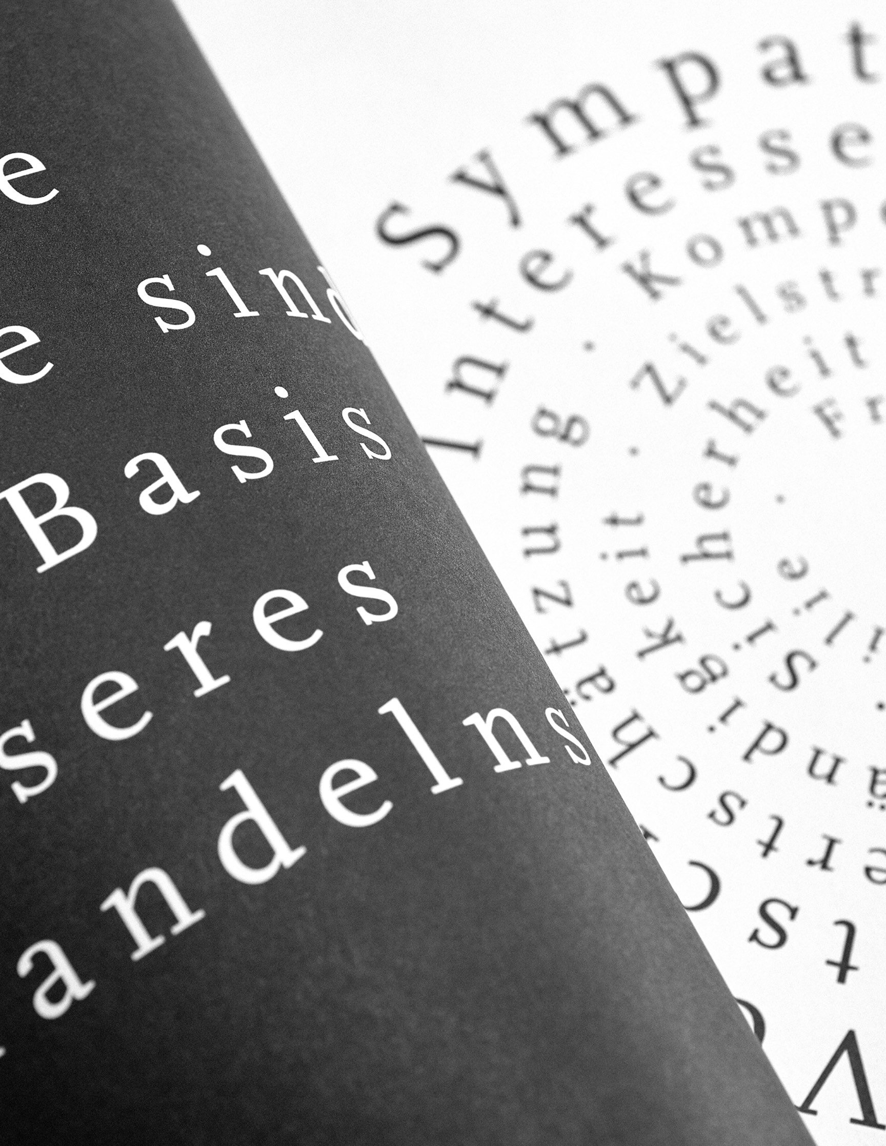 Detailansicht Wertebuch mit typografischem Konzept – Kommunikationsdesign für Wortmann & Partner von Neue Identität Bielefeld.